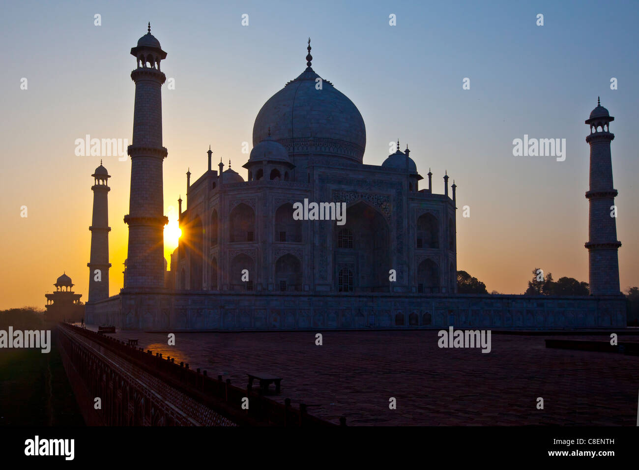 Il Taj Mahal mausoleo vista occidentale (visto dal Taj Mahal Moschea) all'alba, Uttar Pradesh, India Foto Stock