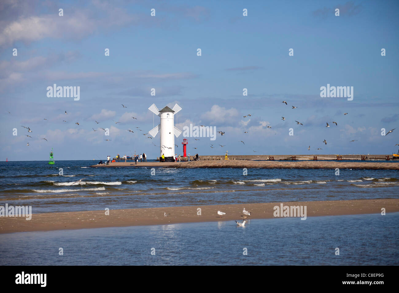 Segnalazione di mulino a vento sul porto mole polacca della località balneare Swinoujscie, Uznam Isola, Polonia, Europa Foto Stock