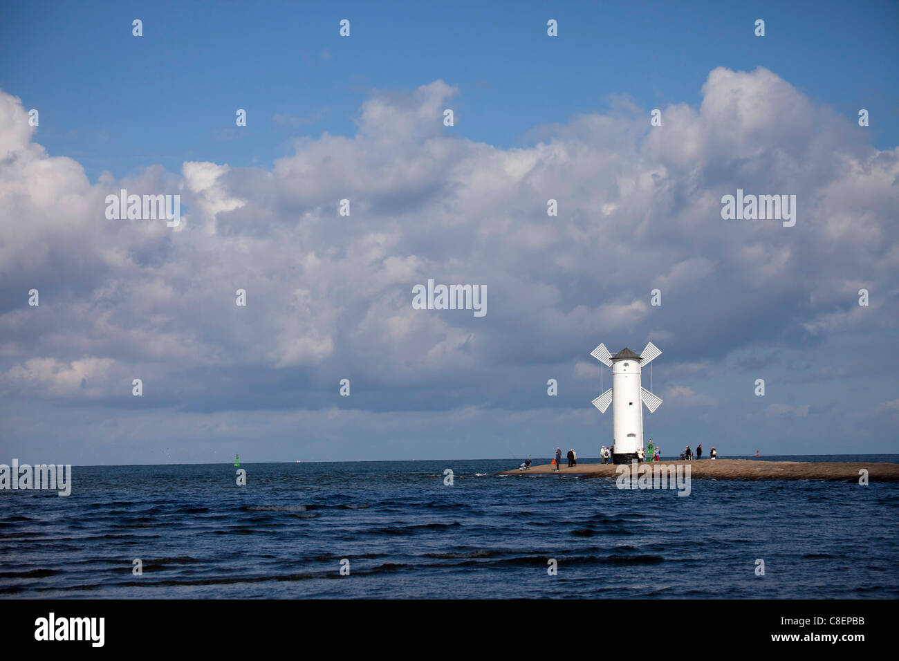Segnalazione di mulino a vento sul porto mole polacca della località balneare Swinoujscie, Uznam Isola, Polonia, Europa Foto Stock