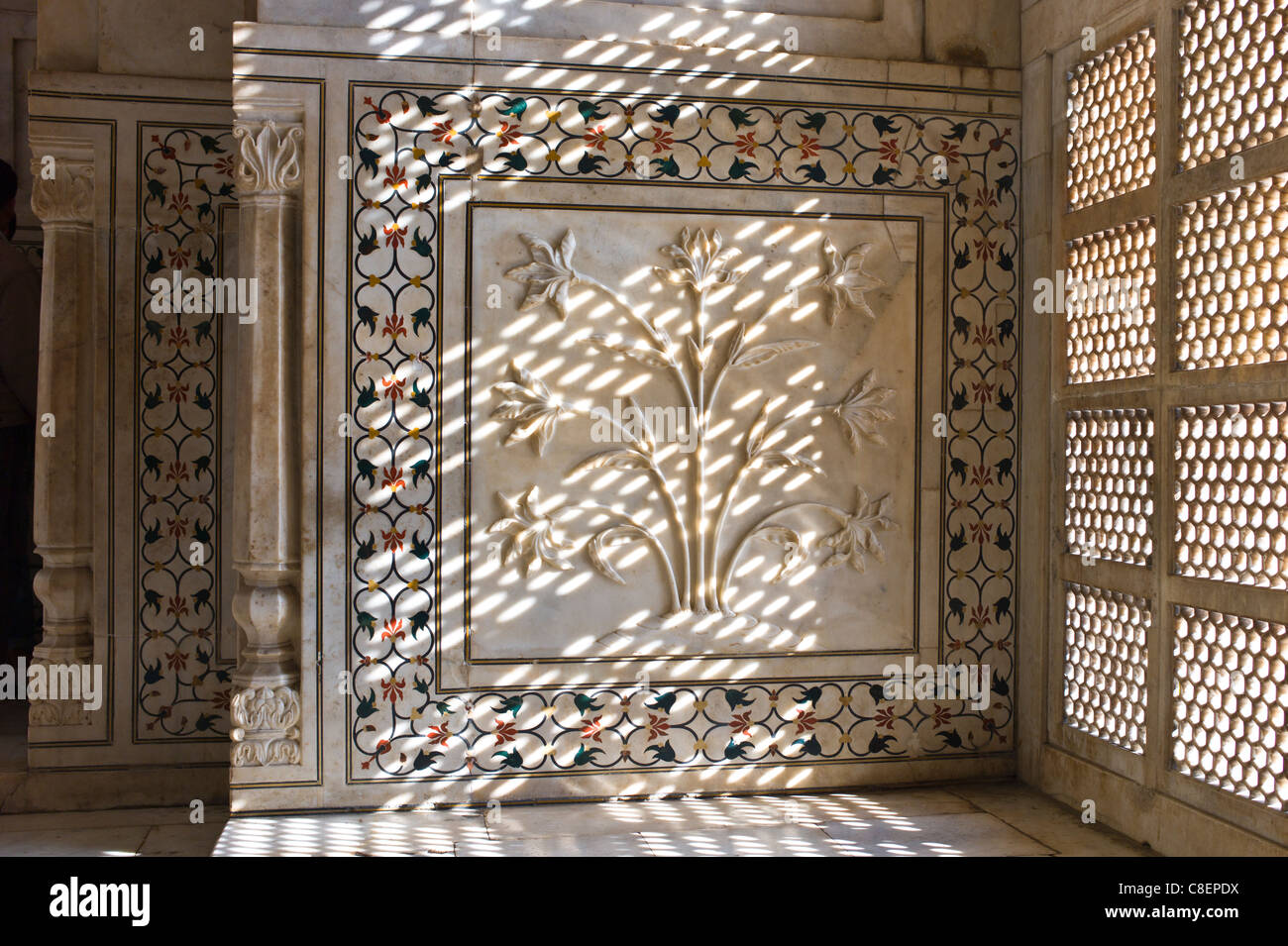 Il Taj Mahal mausoleo interni da tombe di Shah Jahan e Mumtaz Mahal , Uttar Pradesh, India Foto Stock