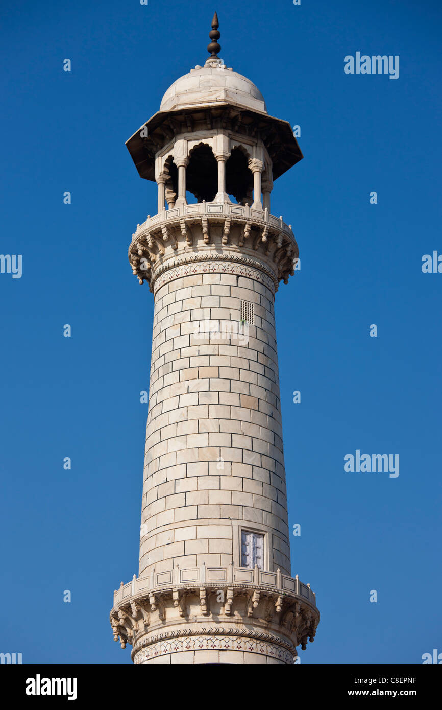 Il minareto di Taj Mahal mausoleo, Uttar Pradesh, India Foto Stock