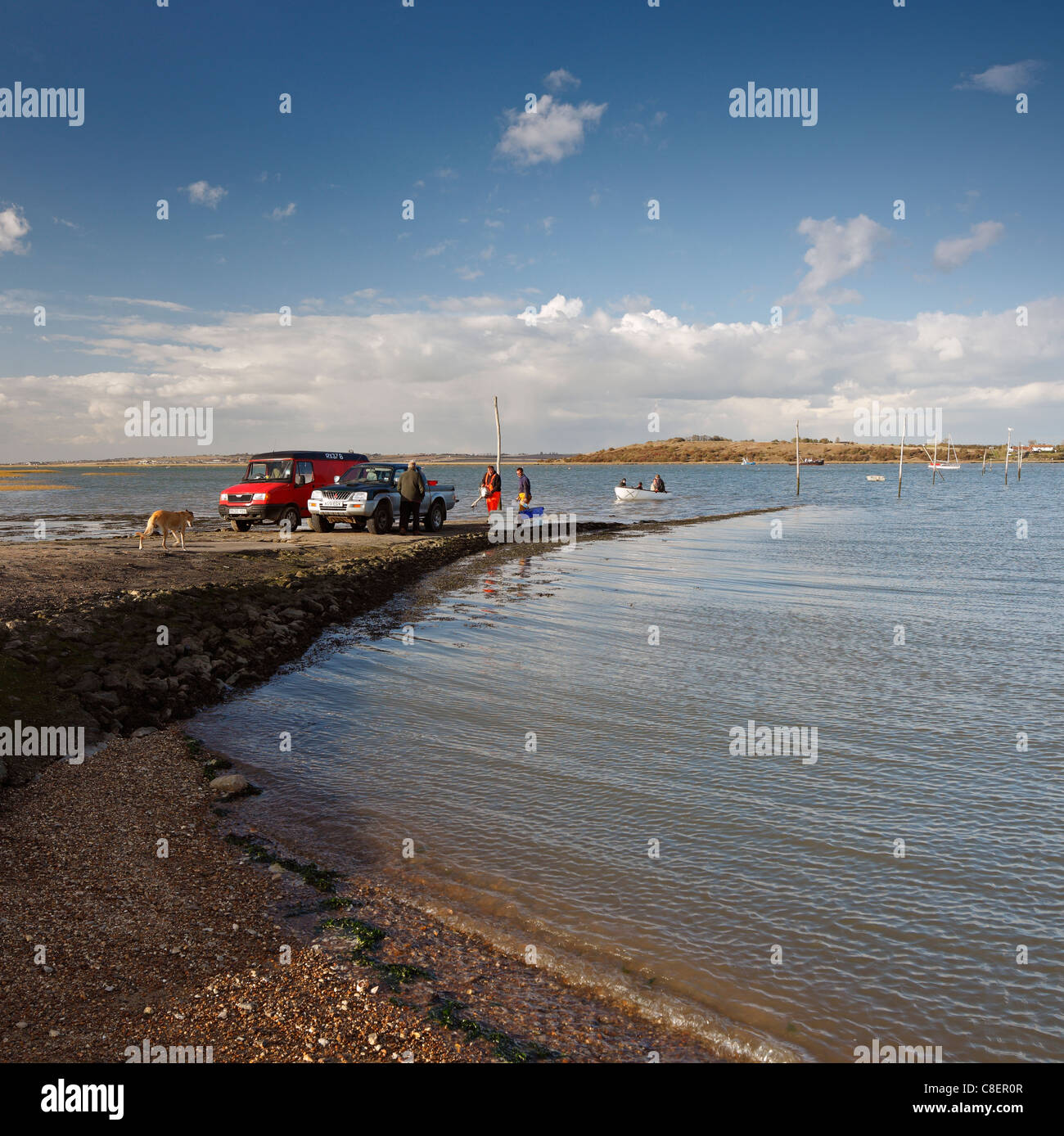 I pescatori lo scarico delle loro catture sul fiume swale. Foto Stock