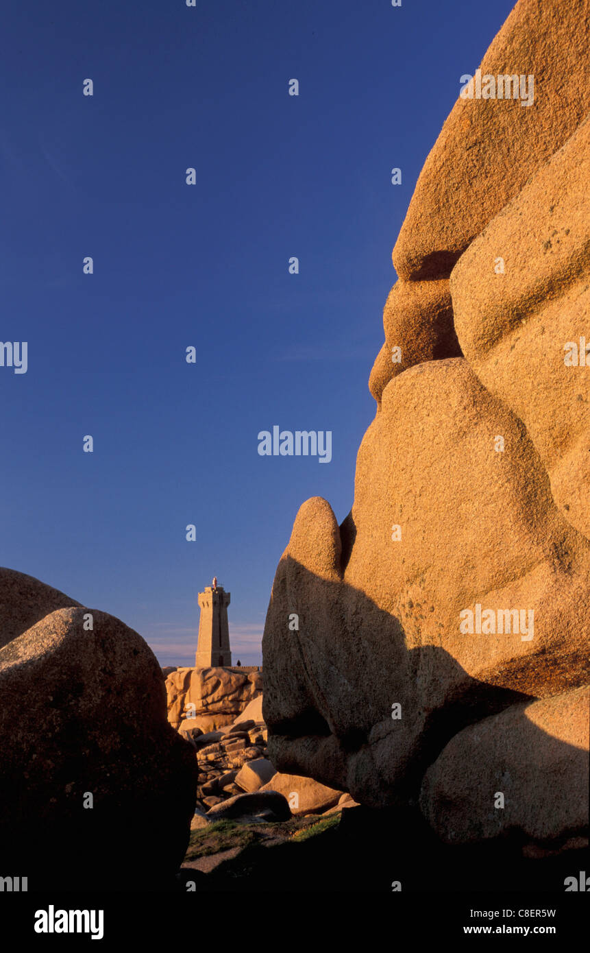 Faro, scogliere, Côte di Granit Rose, Pointe de Squewel, Bretagna Bretagne, Francia, Europa, rocce, Foto Stock