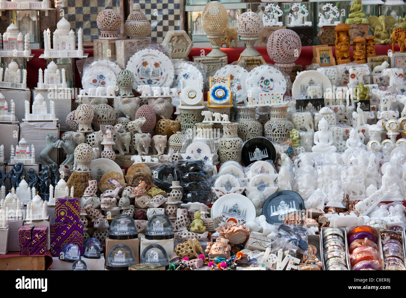 Taj Mahal souvenir in vendita dal grande cancello, Darwaza-ho rauza, del Taj Mahal complessa, ingresso sud, Agra, India Foto Stock