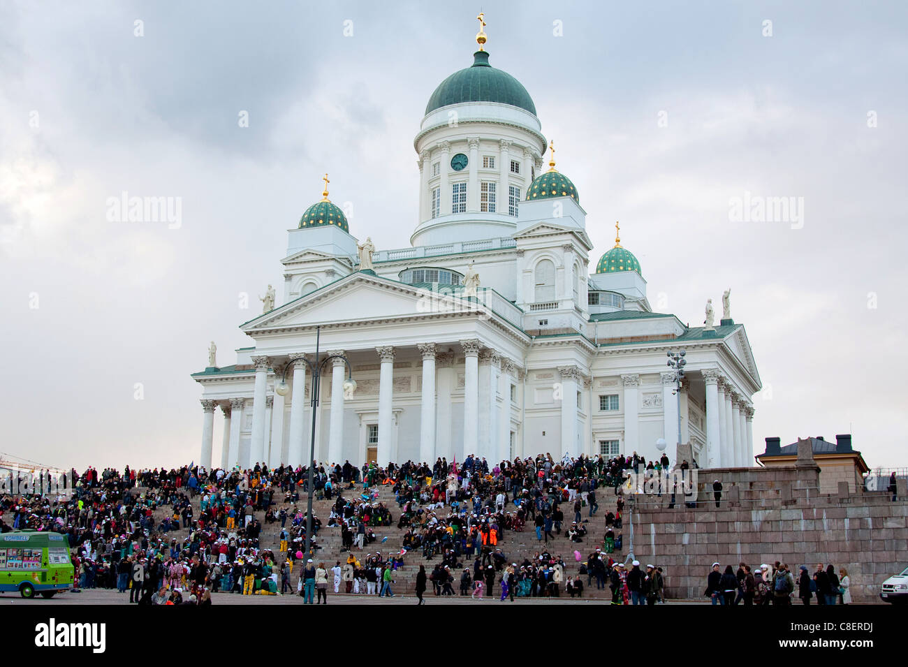 Festival di Primavera di Walpurgis Vappu notte sulla piazza del Senato, Cattedrale, Helsinki, Finlandia Foto Stock