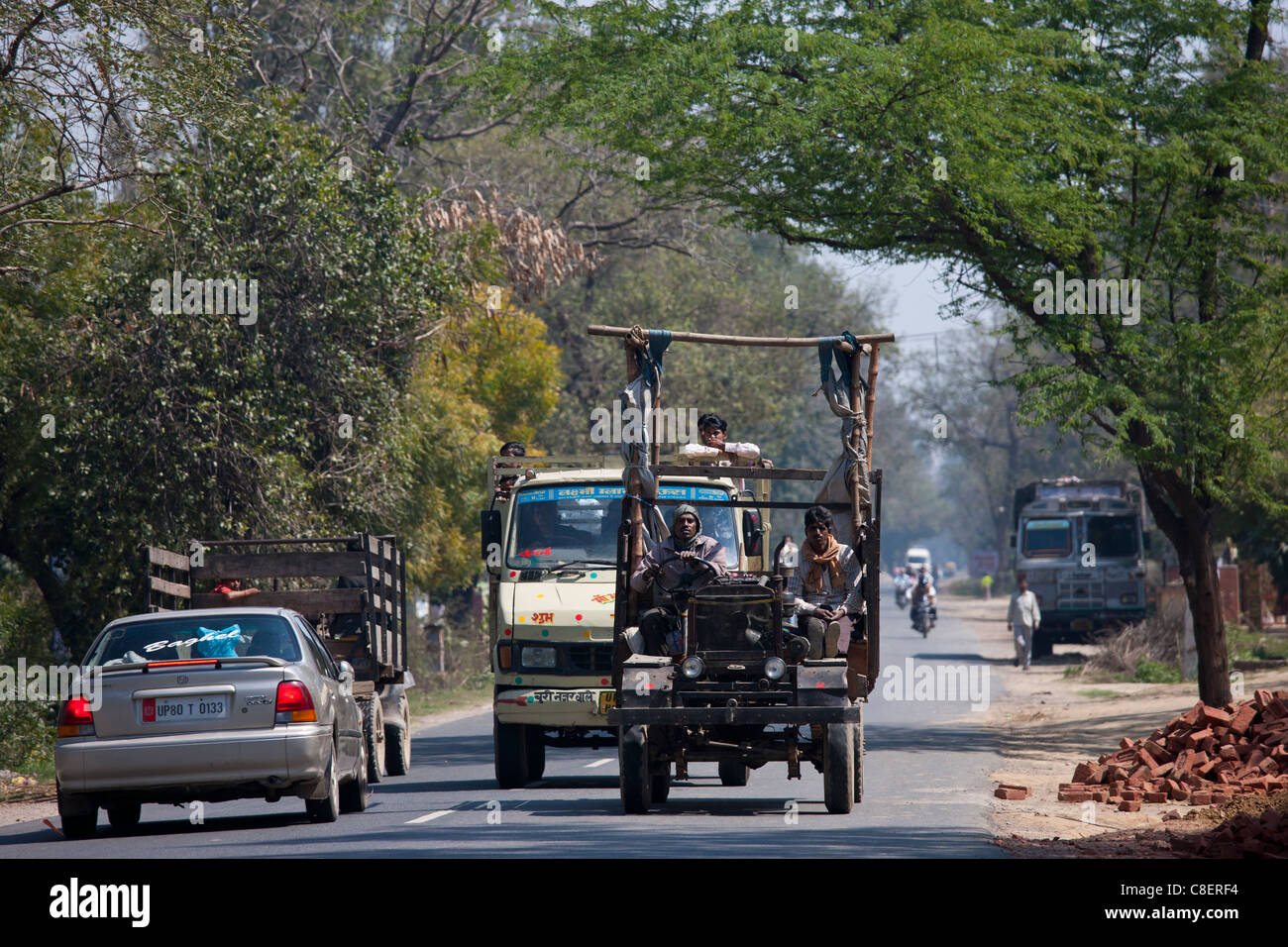 Lavoratori indiani in viaggio vivacemente colorato carrello in Agra, Uttar Pradesh, India Foto Stock