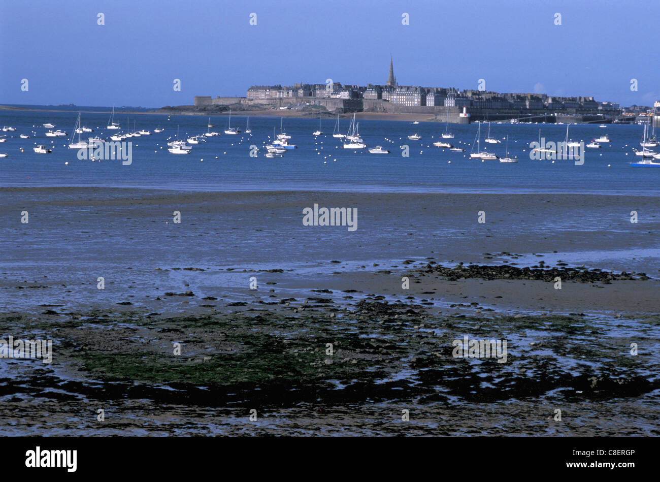 Vista, St. Malo, bassa marea, Bretagna Bretagne, Francia, Europa, barche Foto Stock