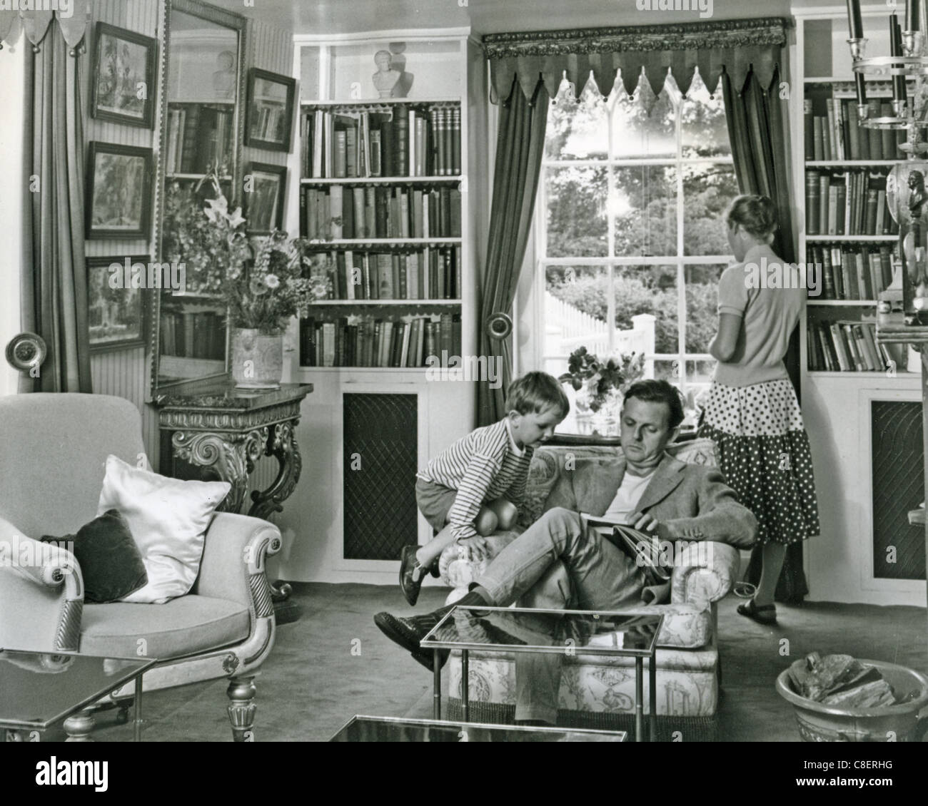 DAVID TOMLINSON (1917-2000) UK film attore al suo Henley home chi 1950 con la seconda moglie Audrey Foto Stock