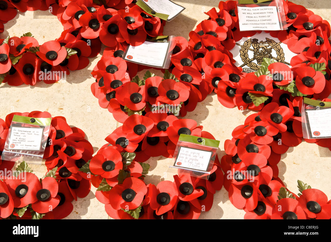 Il papavero ghirlande nel più grande cimitero britannico della seconda guerra mondiale, di Bayeux in Normandia, Francia Foto Stock