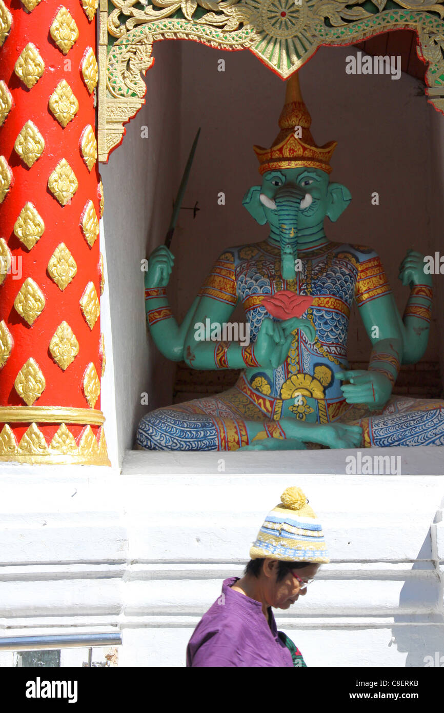 Dio indù Ganesh e donna in Wat Phrathat Doi Suthep Temple, Chiang Mai, Thailandia Foto Stock