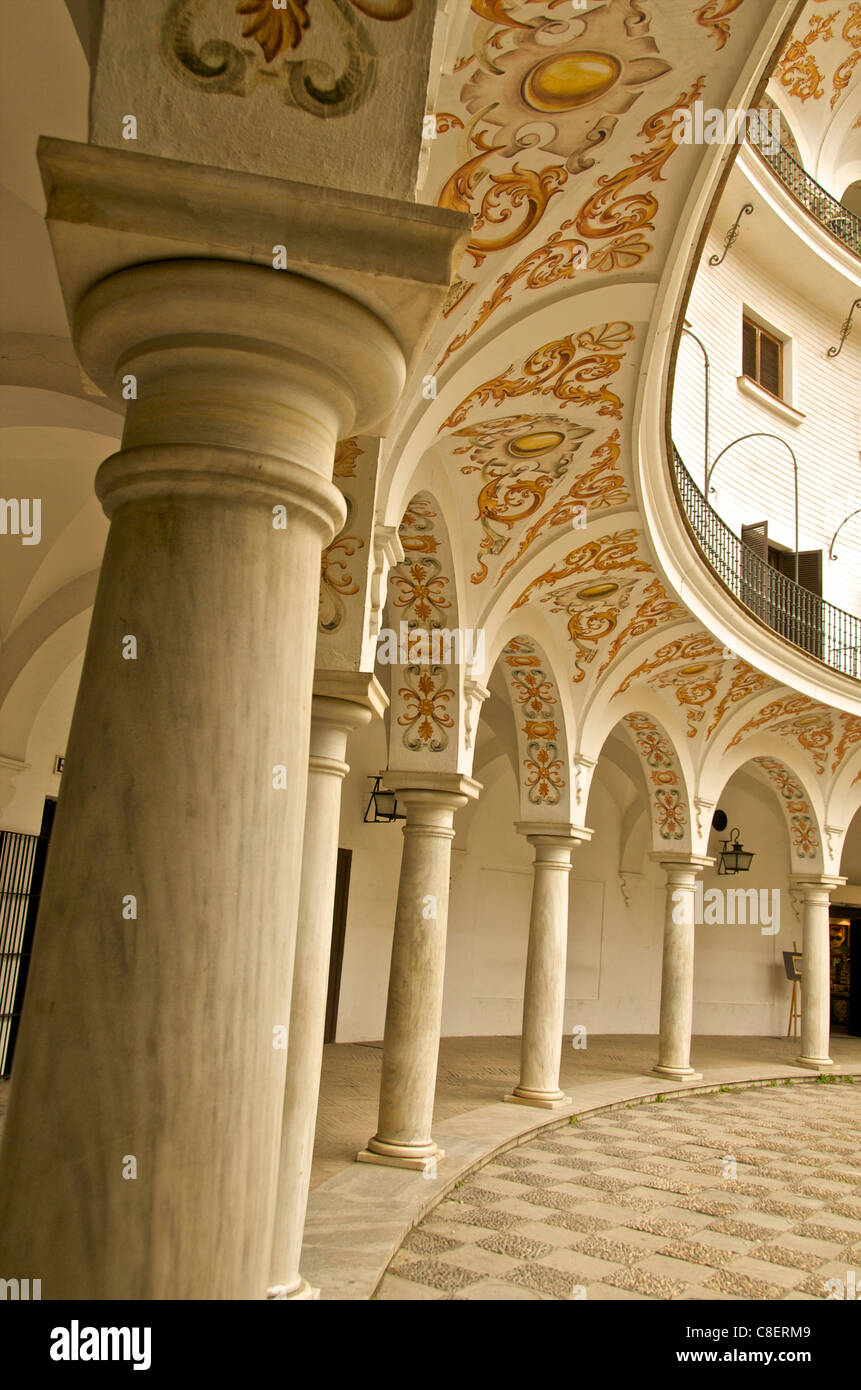 Dipinto decorato Arch Galleria di Plaza del Cabildo, Siviglia, in Andalusia, Spagna Foto Stock