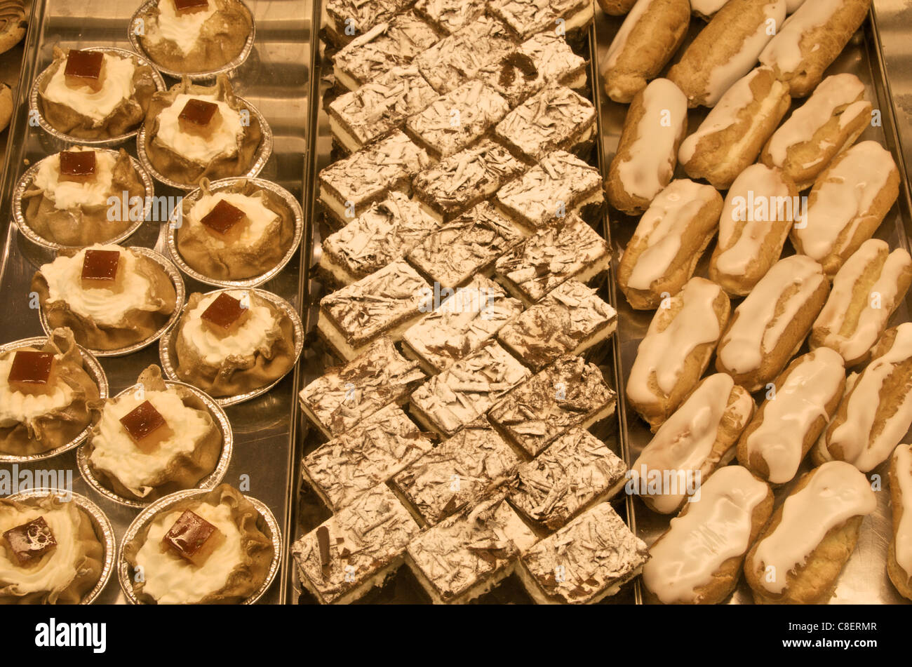 Tipico spagnolo torte e biscotti, Mercato di Triana, Siviglia, in Andalusia, Spagna Foto Stock