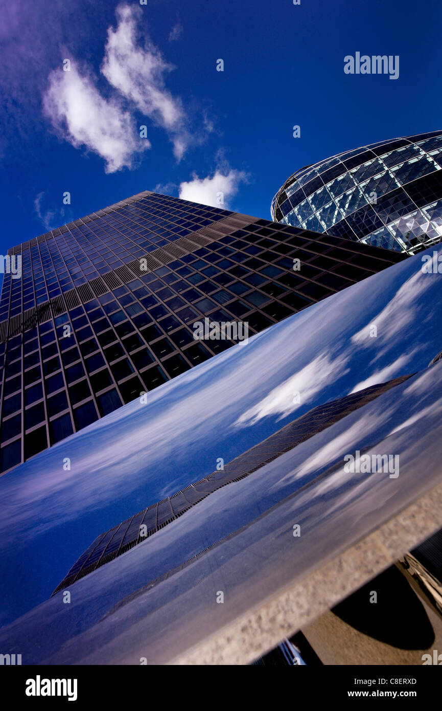 La Aviva edificio e cetriolino con il cielo specchio scultura di Anish Kapoor in primo piano. Foto Stock