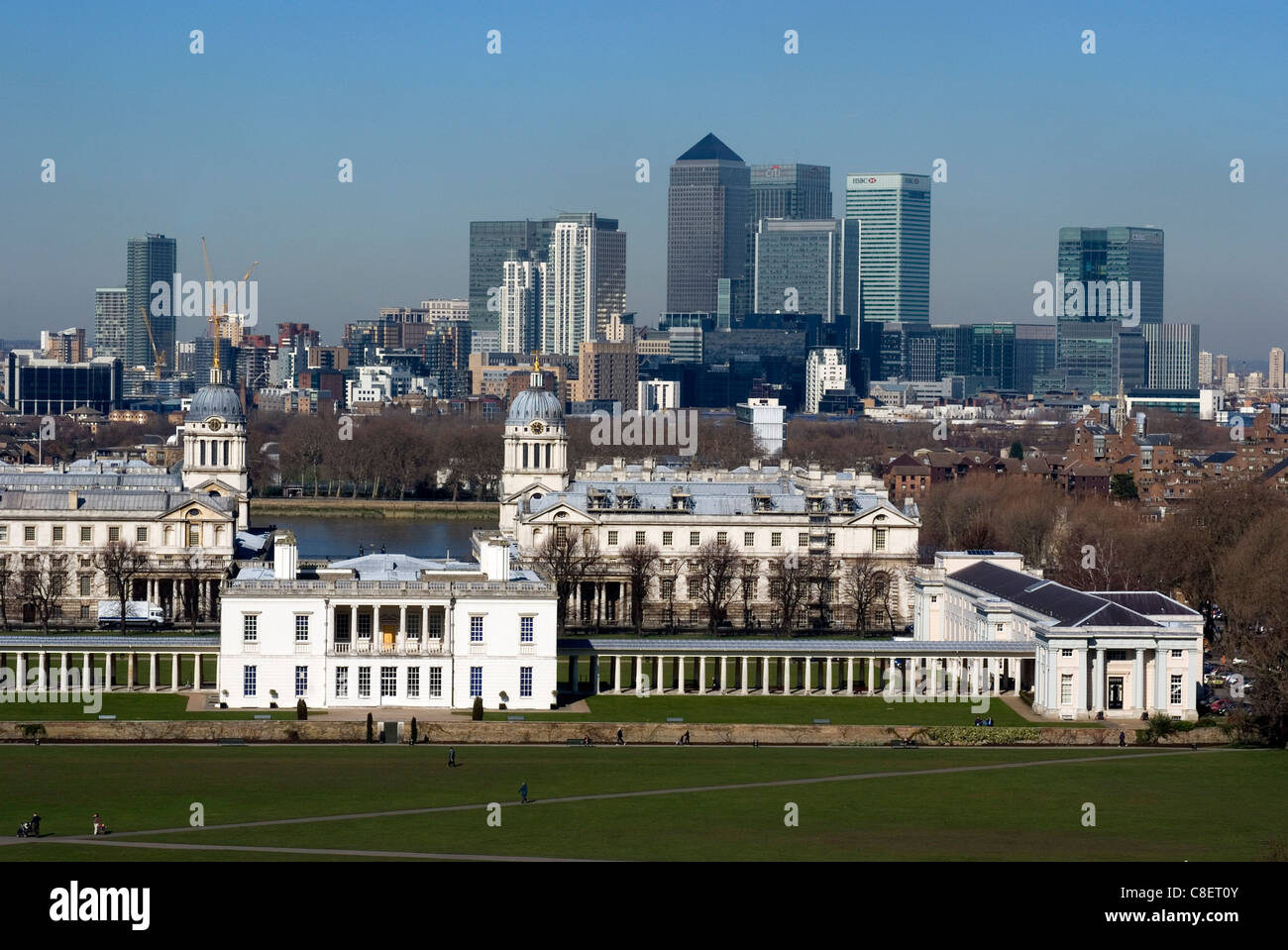 Il parco di Greenwich si affaccia sul Royal Maritime Museum, Sito Patrimonio Mondiale dell'UNESCO, London, England, Regno Unito Foto Stock