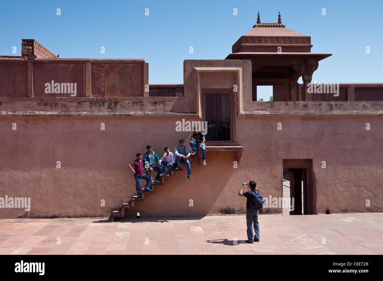Giovani indiani uomini di essere fotografato mentre visitano Fatehpur Sikri palazzo storico e la città di Mughals, a Agra, India settentrionale Foto Stock