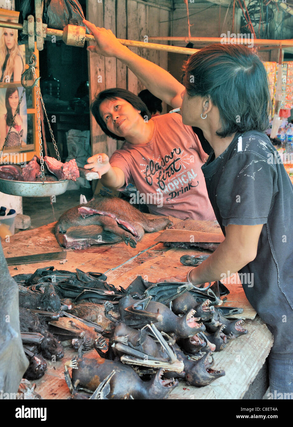 Pesatura di suini selvatici carni al mercato in Tumpaan, Manado, Indonesia Foto Stock