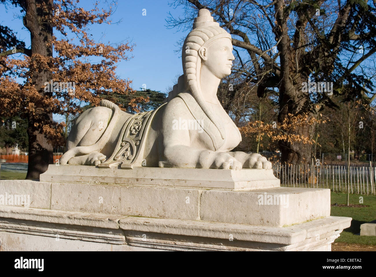Sphinx come parte delle decorazioni per la casa vicino a Chiswick House, Chiswick Giardini e parco, Chiswick, London, England, Regno Unito Foto Stock
