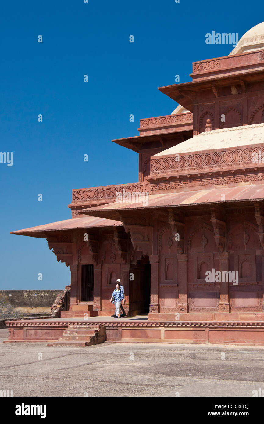 I turisti a Fatehpur Sikri del XVII secolo il palazzo storico e la città di Mughals, Sito Patrimonio Mondiale dell'UNESCO a Agra, India settentrionale Foto Stock