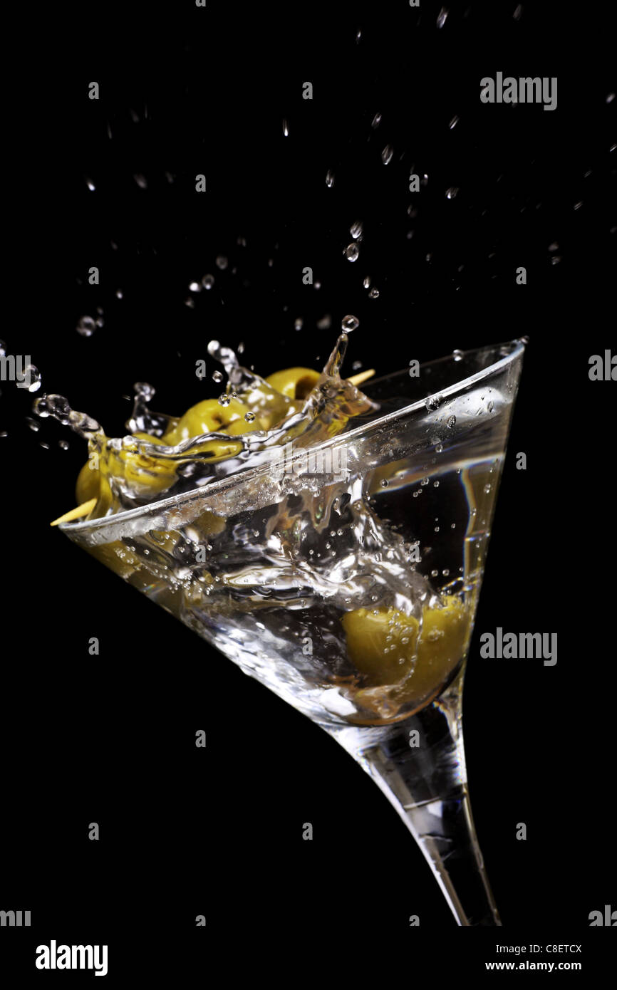Deliziosa oliva fresca cascata nella coppetta Martini Foto Stock