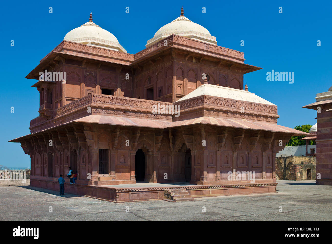 I turisti a Fatehpur Sikri del XVII secolo il palazzo storico e la città di Mughals, Sito Patrimonio Mondiale dell'UNESCO a Agra, India settentrionale Foto Stock