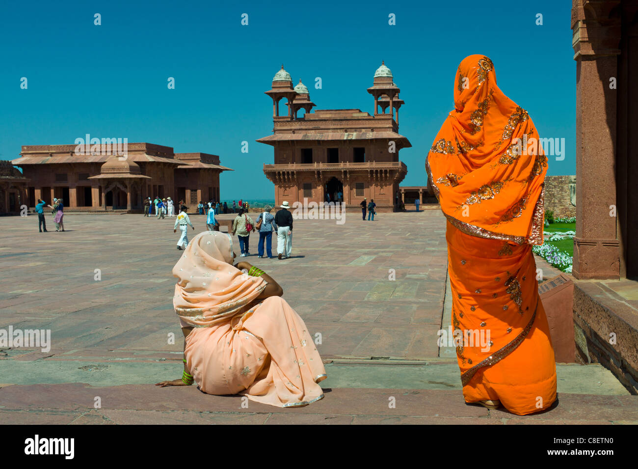 I turisti a Fatehpur Sikri del XVII secolo il palazzo storico e la città di Mughals, Sito Patrimonio Mondiale dell'UNESCO a Agra, India settentrionale Foto Stock