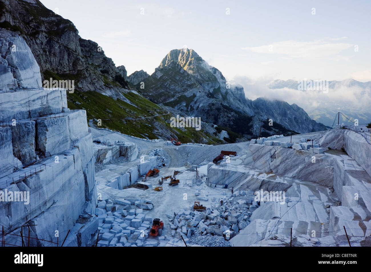 Blocchi essendo tagliato in una cava di marmo utilizzato da Michelangelo, Alpi Apuane, Toscana, Italia Foto Stock