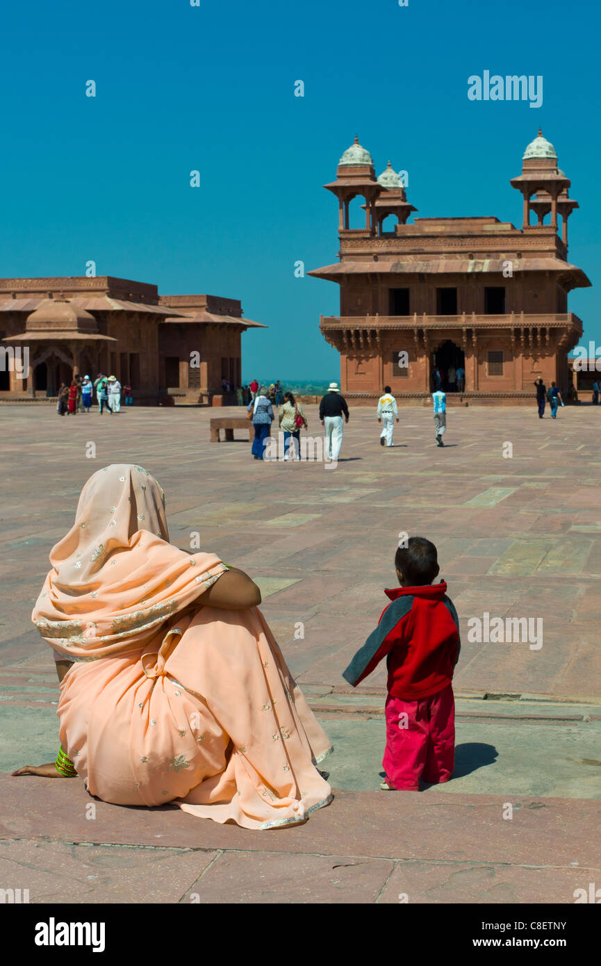 I turisti a Fatehpur Sikri del XVII secolo il palazzo storico e la città di Mughals, Sito Patrimonio Mondiale dell'UNESCO a Agra, India settentrionale Foto Stock