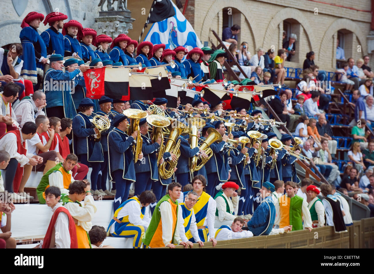 Banda di ottoni giocando a El Palio festival, Piazza del Campo a Siena, Toscana, Italia Foto Stock