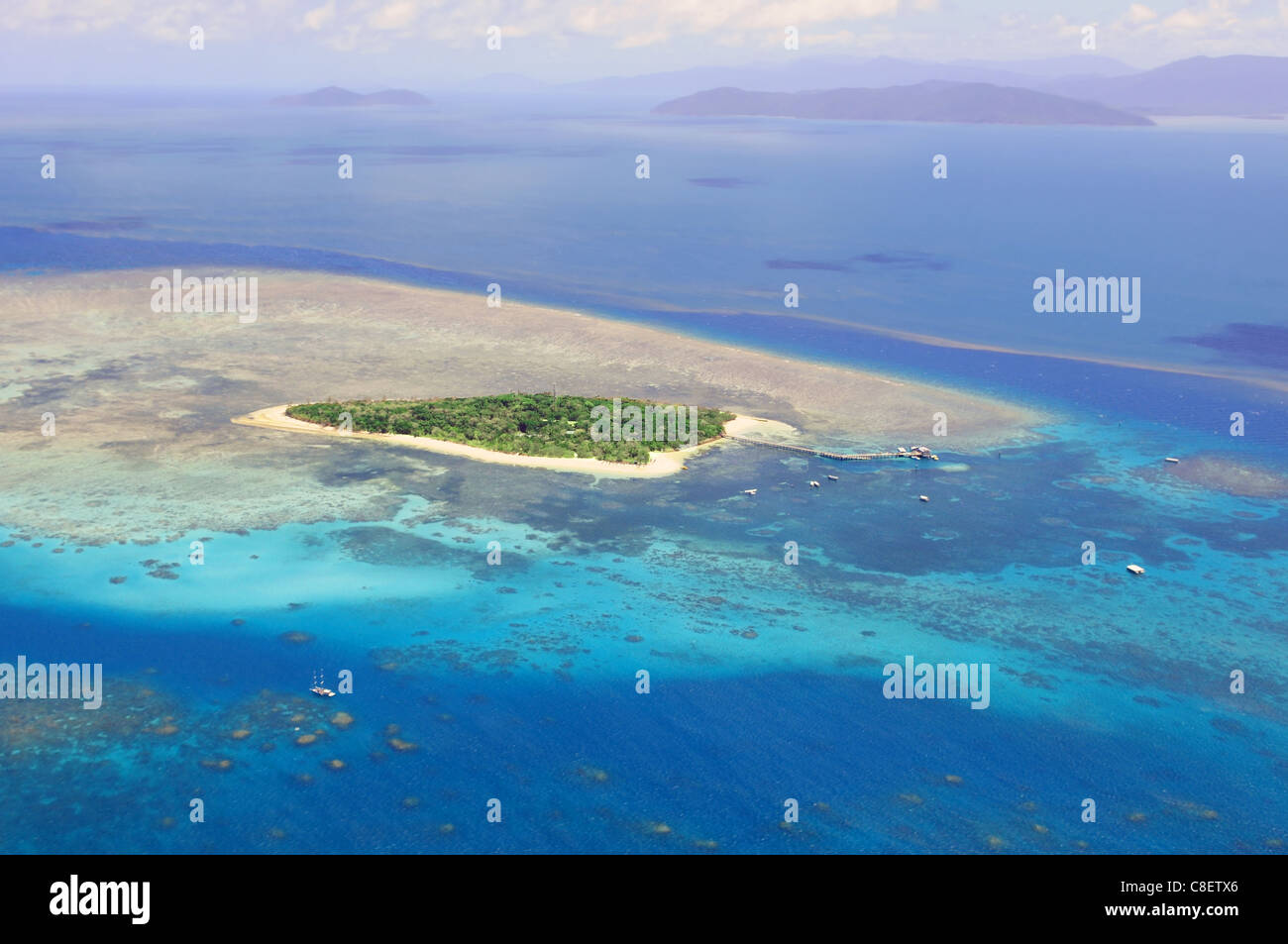 Isola verde alla Grande Barriera Corallina vicino a Cairns Australia visto da sopra Foto Stock