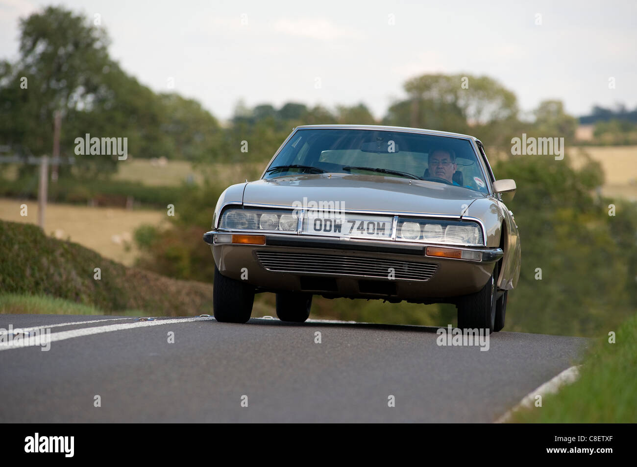 A partire dagli anni settanta la Citroen SM, high-performance vettura coupé essendo guidato su una strada in Inghilterra. Foto Stock