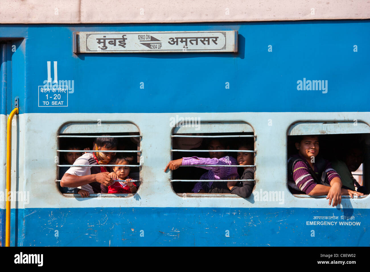 Popolo Indiano sul treno affollato a Bharatpur India del Nord Foto Stock