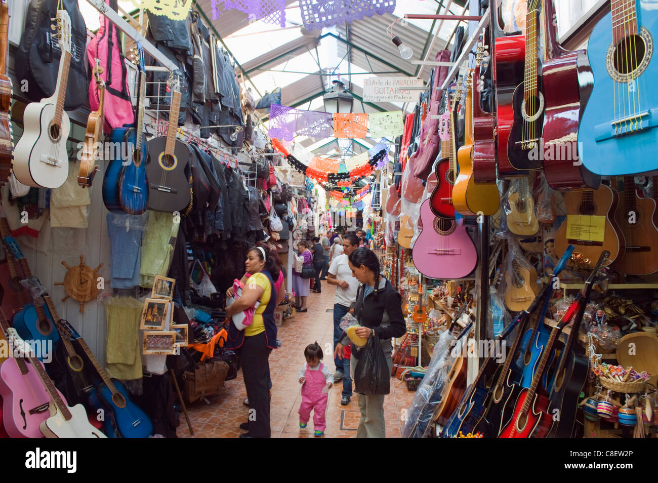 Chitarre per la vendita nel mercato, il Mercado de Dulces, Morelia, Michoacan stato, Messico Foto Stock