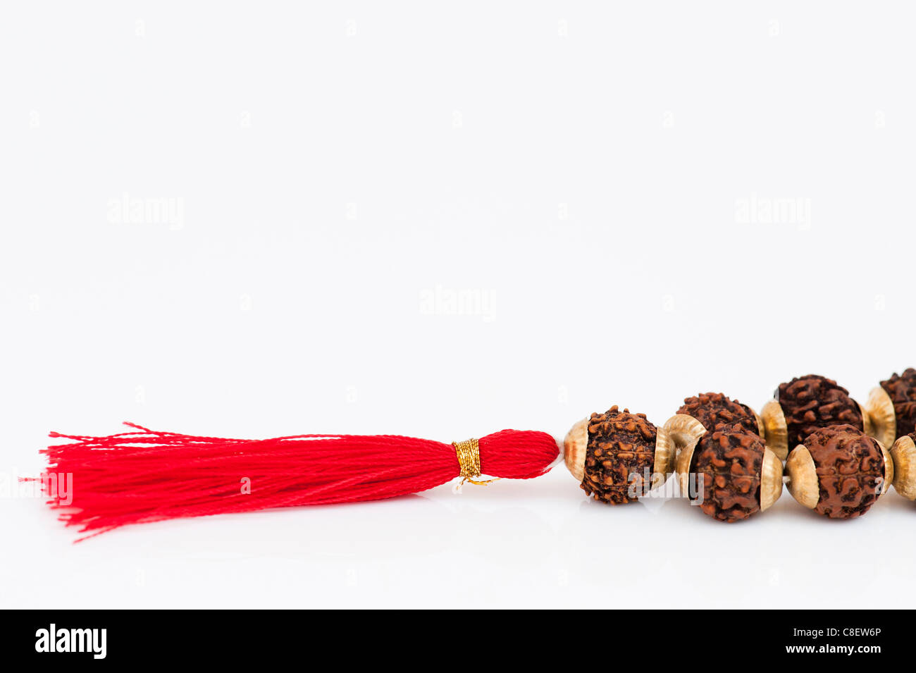 Indian Rudraksha / Japa Mala i grani di preghiera su sfondo bianco Foto Stock