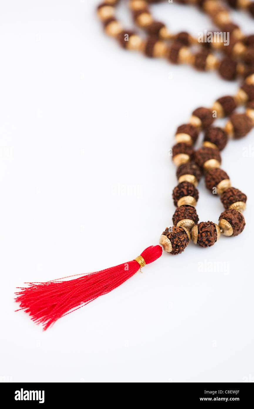 Indian Rudraksha / Japa Mala i grani di preghiera su sfondo bianco Foto Stock