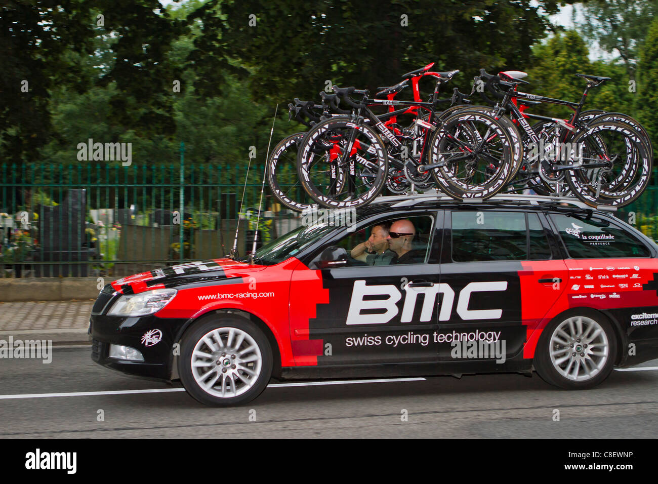 Bike racing team auto con le biciclette di ricambio sul portapacchi. Tour la Pologne, 2011. Foto Stock