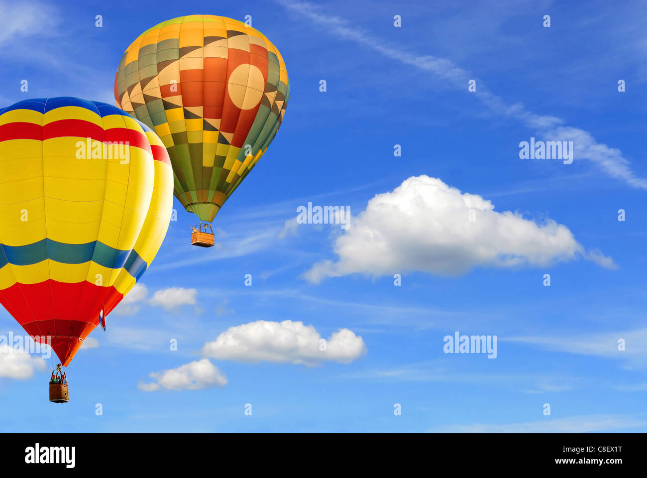 Due colorfull i palloni ad aria calda fluttuante nel cielo blu sullo sfondo Foto Stock