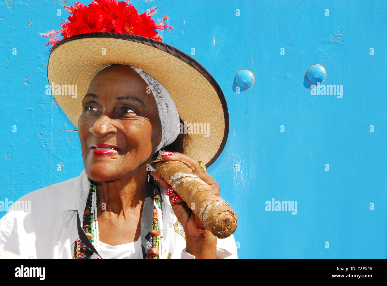 Signora cubano con grande sigaro nelle strade di La Habana, Cuba Foto Stock