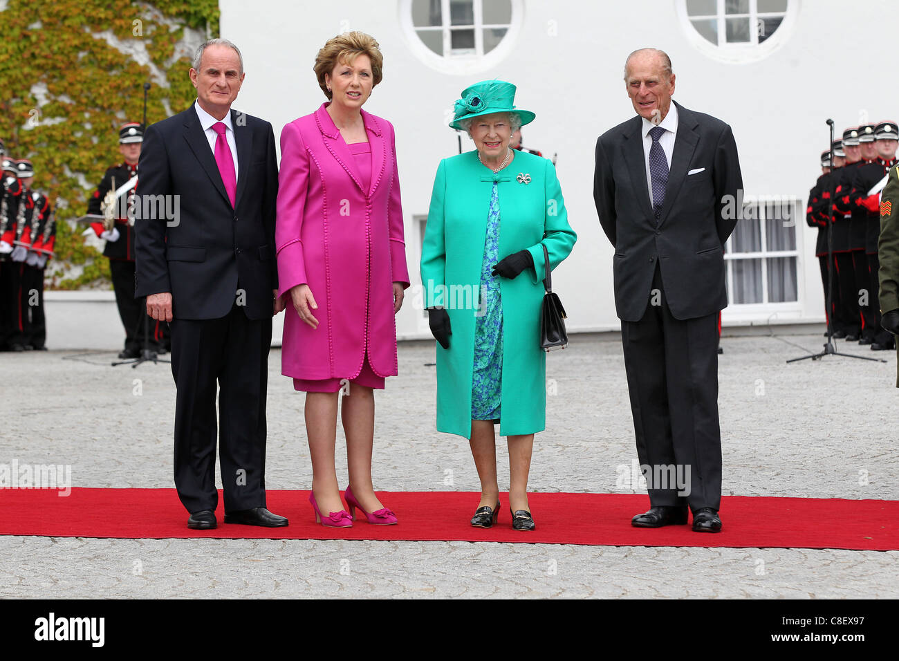 La Gran Bretagna è la Regina Elisabetta II pone con 2 (R) con il Presidente irlandese Mary McAleese Foto Stock