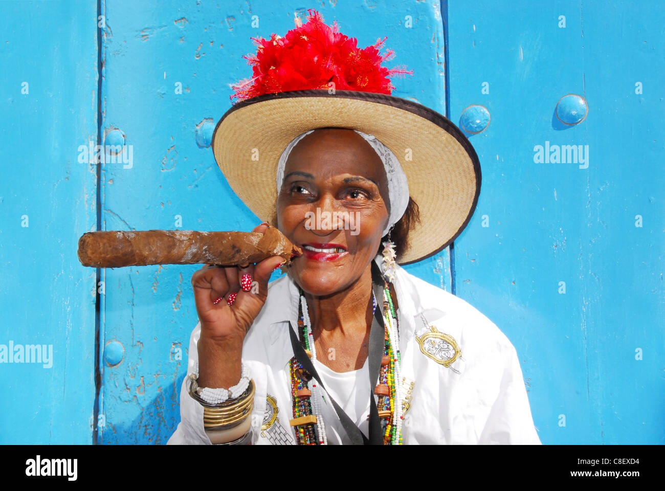 Signora cubano con grande sigaro nelle strade di La Habana, Cuba Foto Stock