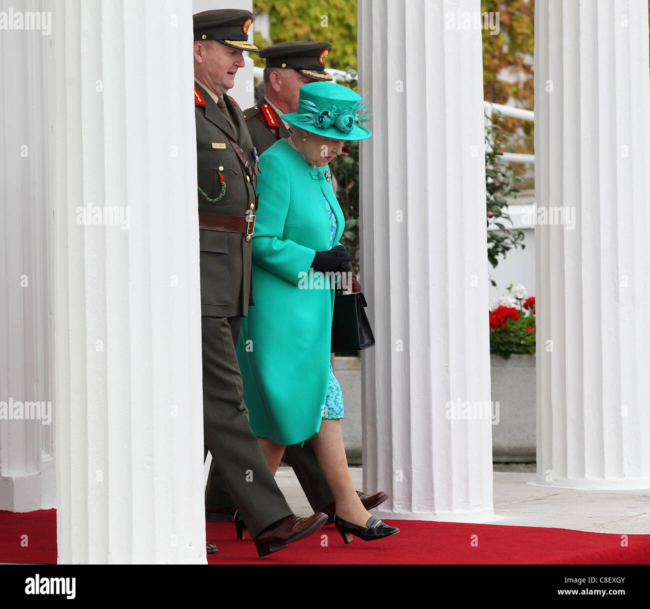 La Gran Bretagna è la Regina Elisabetta II pone con 2 (R) con il Presidente irlandese Mary McAleese Foto Stock