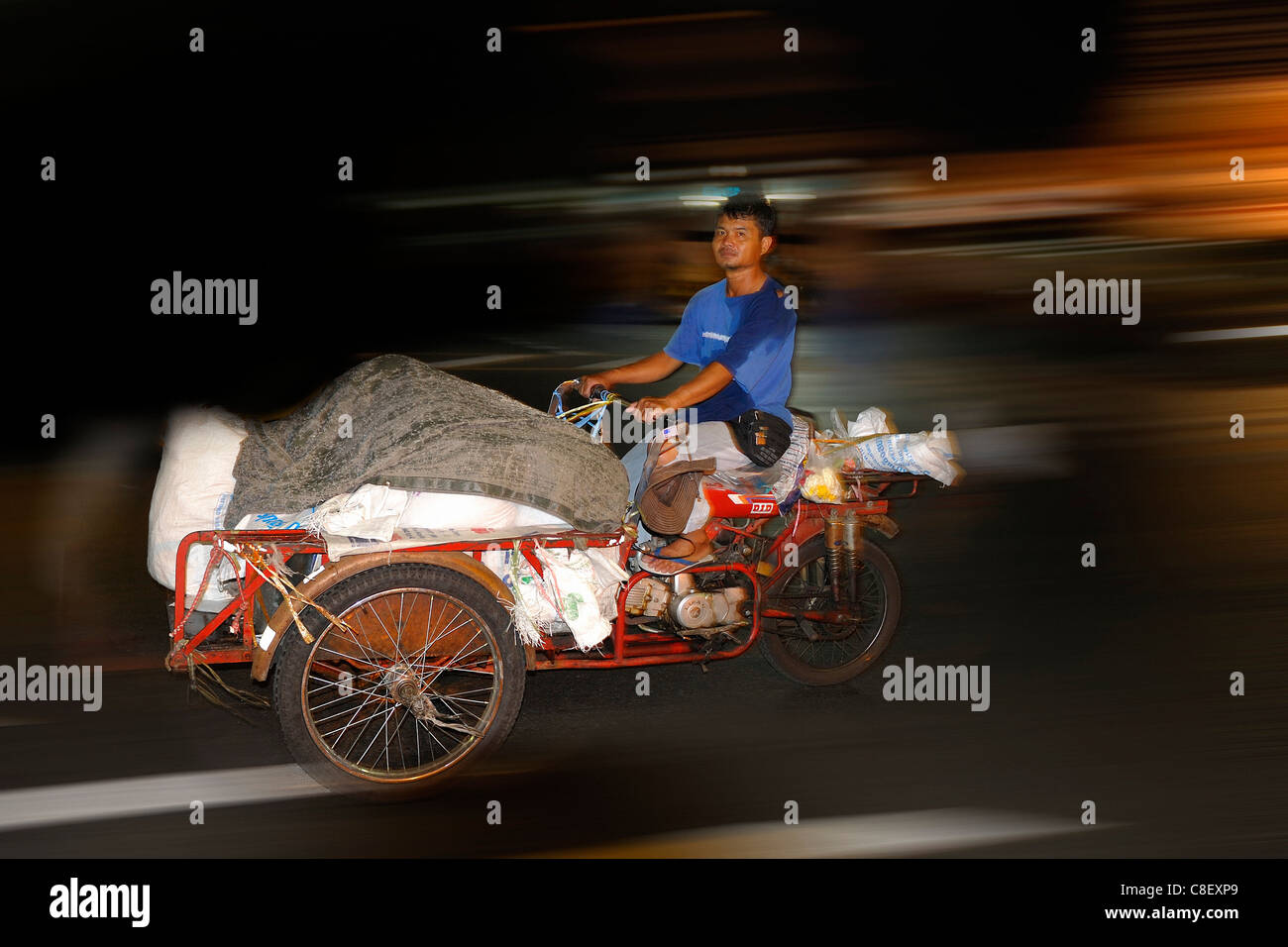 In bicicletta, in Rickshaw, di notte, antica città di Bangkok, Tailandia, Asia, trasporti Foto Stock