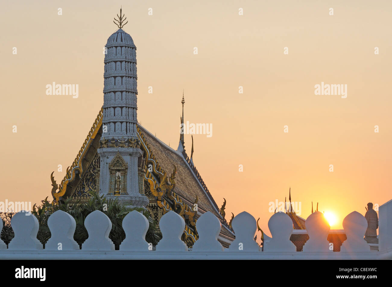 Di sera, il Wat Phra Kaew, il Grand Palace, antica città di Bangkok, Tailandia, Asia, tramonto Foto Stock
