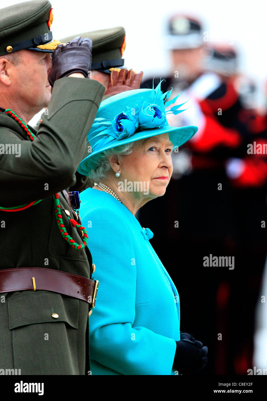 La Gran Bretagna è la Regina Elisabetta II ispeziona la guardia irlandese di onore al Aras un Uachtarain, del presidente residenza ufficiale Foto Stock