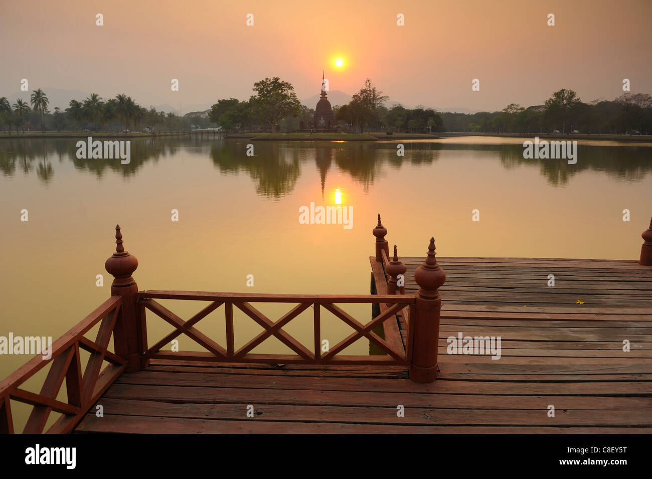 Tramonto, Vista, stagno, Wat Sa Si, Sukhothai, parco storico, UNESCO Patrimonio Mondiale, sito, Thailandia, Asia Foto Stock