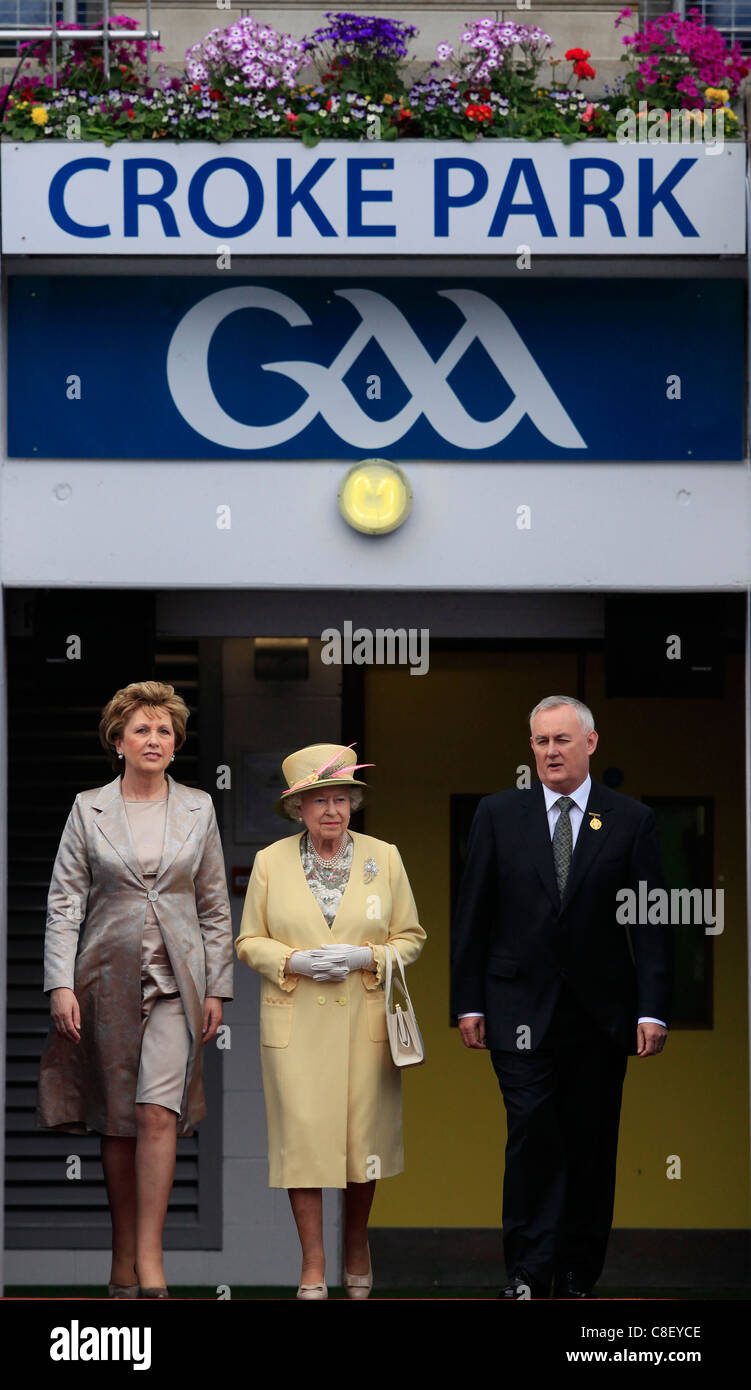 La Gran Bretagna è la Regina Elisabetta II le passeggiate con il Presidente irlandese Mary McAleese (L) e GAA Presidente Christy Cooney a Croke Park Foto Stock