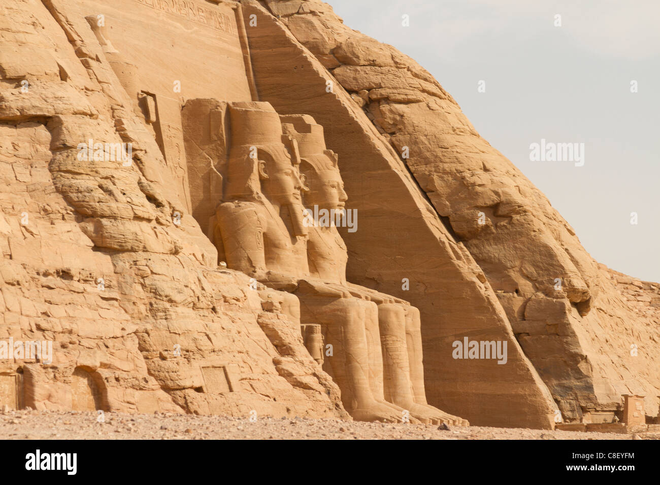 Il tempio di Ramses II. Spostato al di sopra della linea di acqua dopo la costruzione della diga di Assuan Foto Stock