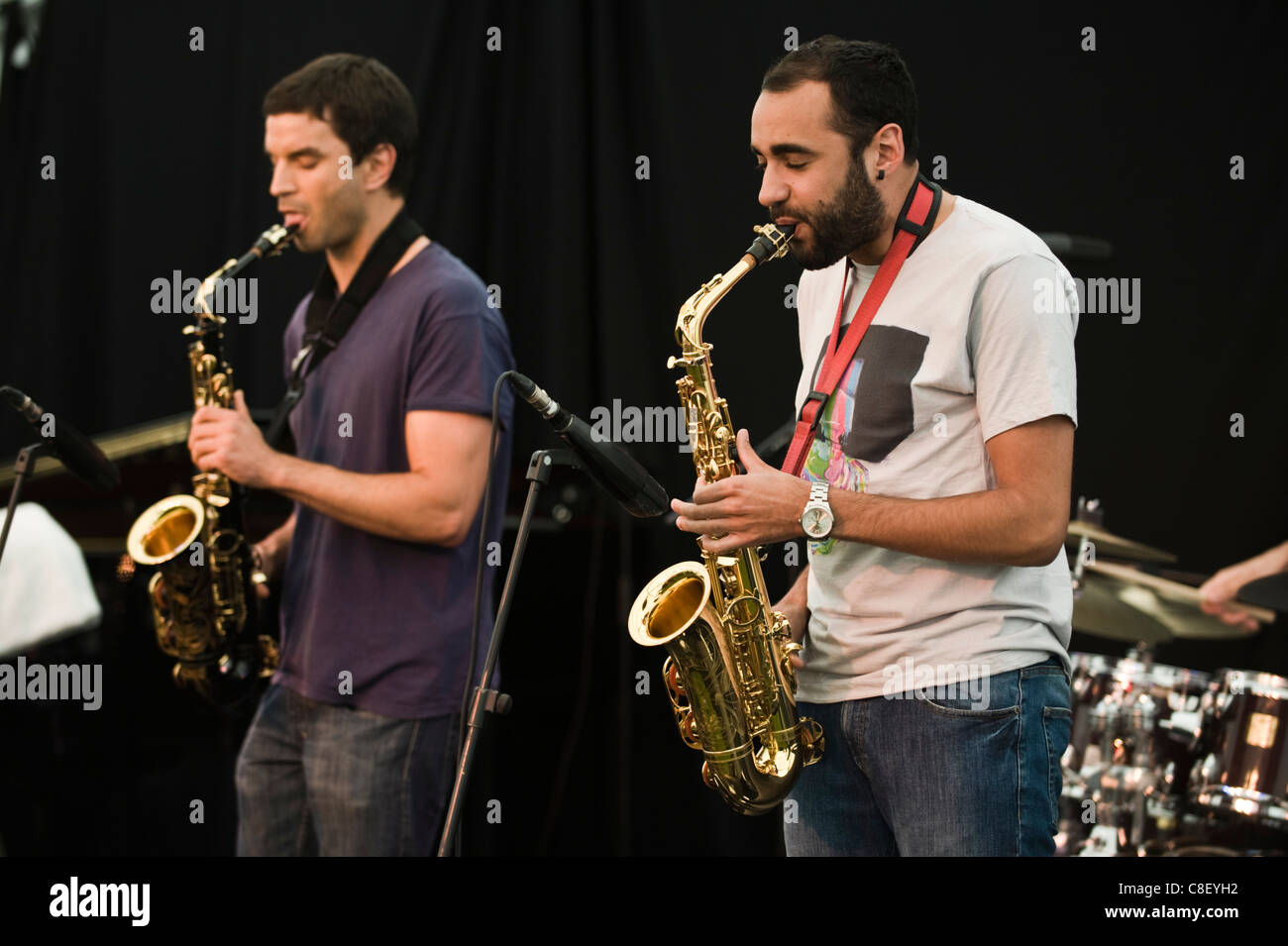 Sassofonisti con Led Bib suonare sul palco a Brecon Jazz Festival 2011 Foto Stock