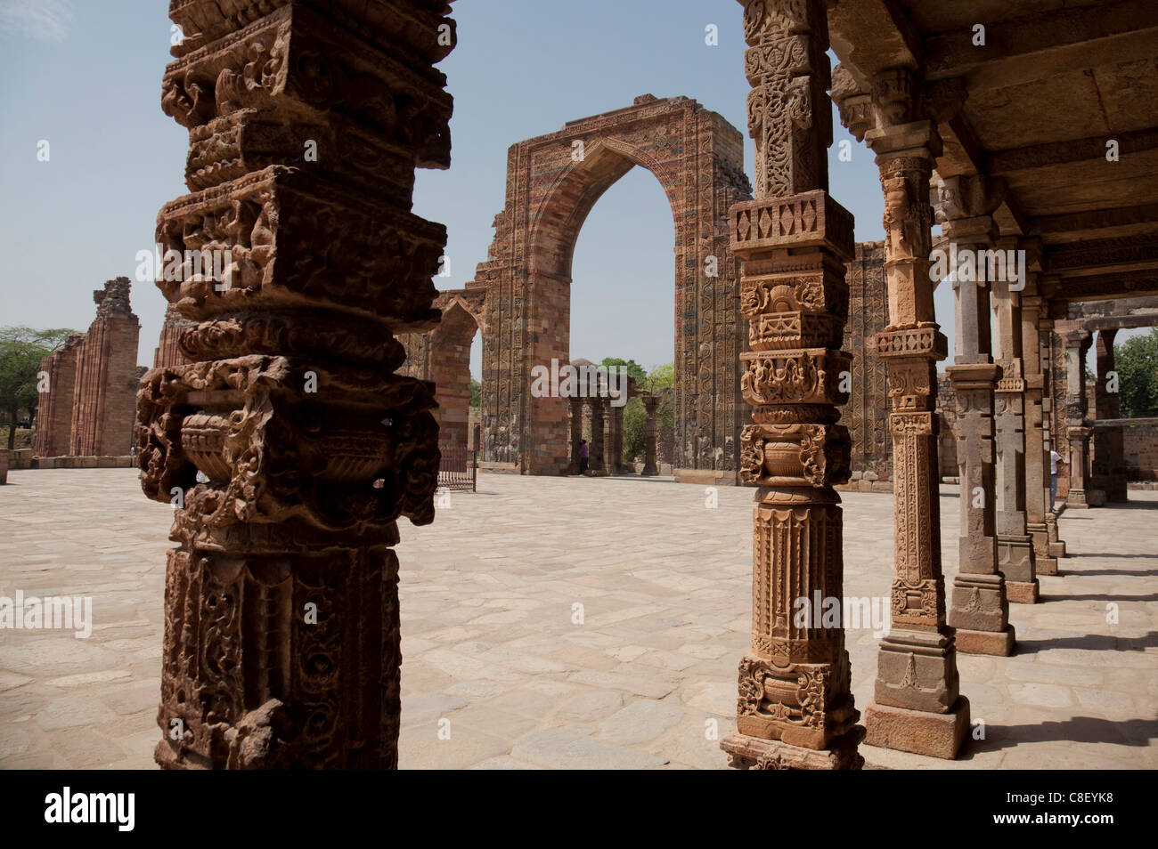 Rovine di Quwwat-ul-Islam moschea, Qutb complessa, Sito Patrimonio Mondiale dell'UNESCO, Delhi, India Foto Stock