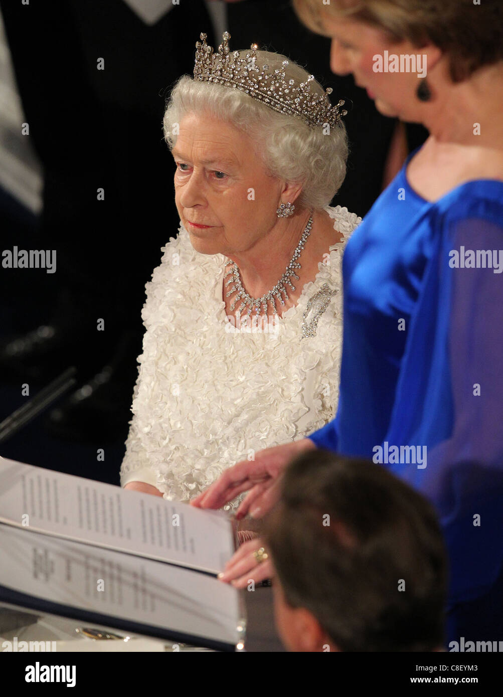 La Gran Bretagna è la Regina Elisabetta II a una cena di stato in Saint Patrick's Hall presso il Castello di Dublino a Dublino il 18 maggio 2011. Foto Stock