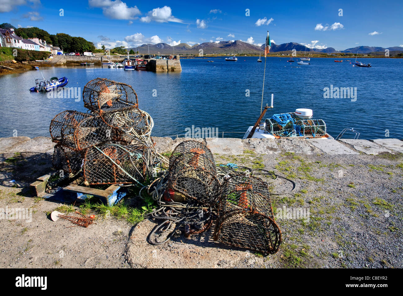 Lobster Pot a Roundstone Harbour, Connemara, nella contea di Galway, Connacht, Repubblica di Irlanda Foto Stock